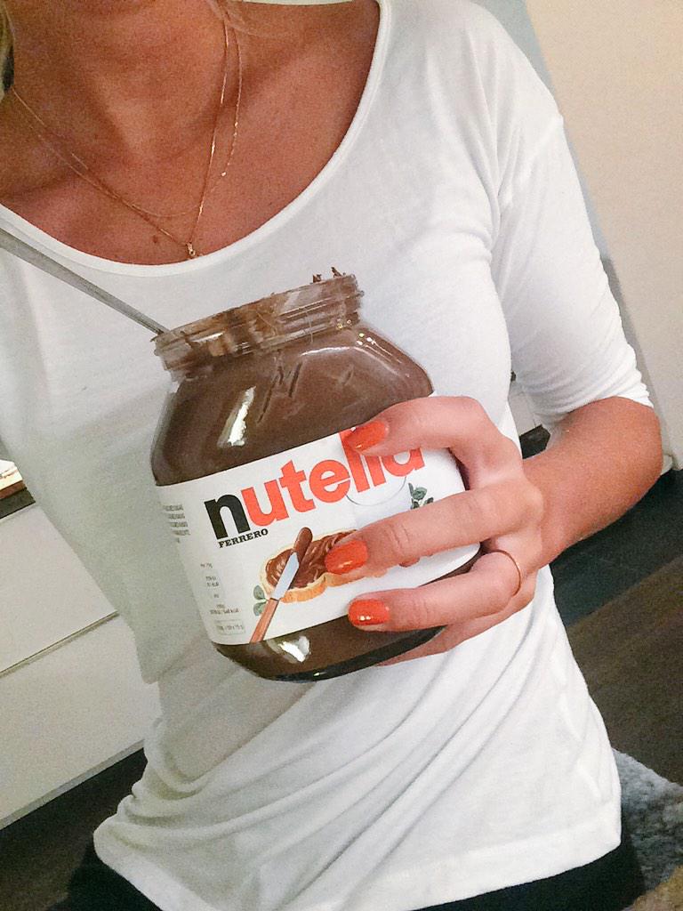 fannynilsson's tweet photo. När man är ensam hemma http://t.co/Mc4JXskcGq