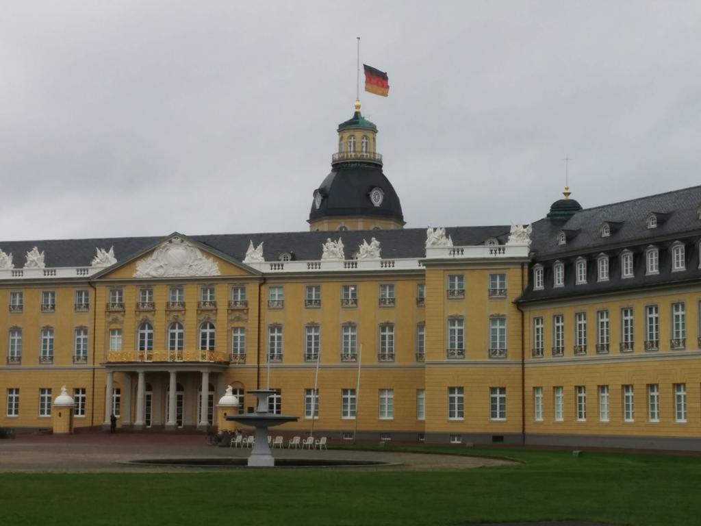 dtbecker's tweet photo. Hängen die @Karlsruher Fahnen wegen #CharlieHebdo auf Halbmast? http://t.co/m3ihppKtg1