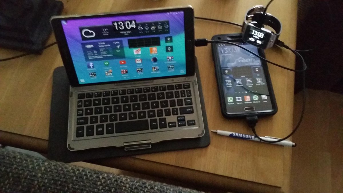 henklbr's tweet image. @Samsung_NL @anneterbraak Toch wel makkelijk, de #Samsung #MultiChargingCable ET-TG900: 3 apparaten tegelijk opladen!