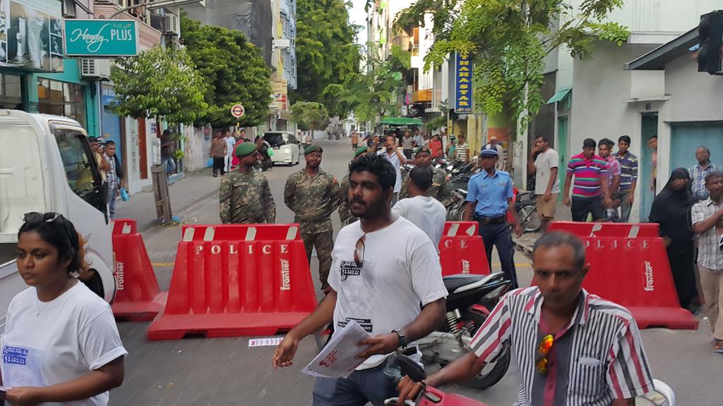 AhmedRaisam's tweet photo. #Livepic #FindMoyameehaa #SuvaaluMarch Suvaal thakah filanee keeve hay ? Suvaab nulibeynis nuhuttanan! http://t.co/aBBYSOT8TI"