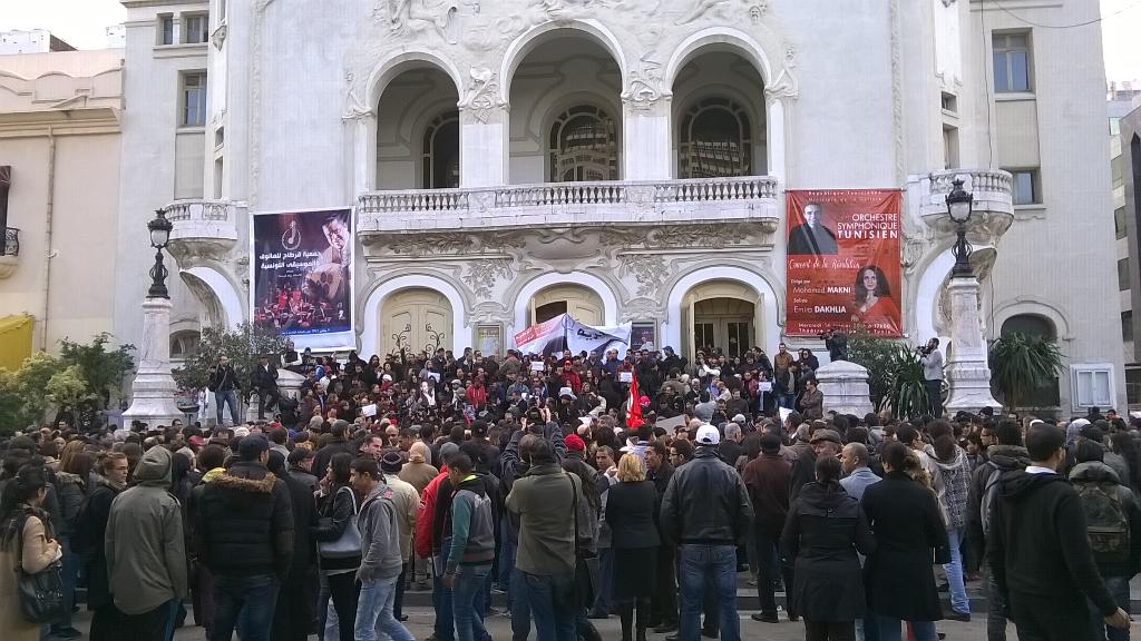 karim2k's tweet photo. Grande mobilisation des journalistes Tunisiens devant le théâtre en soutien de #Sofiene et #Nadhir http://t.co/UgRKRYwggg