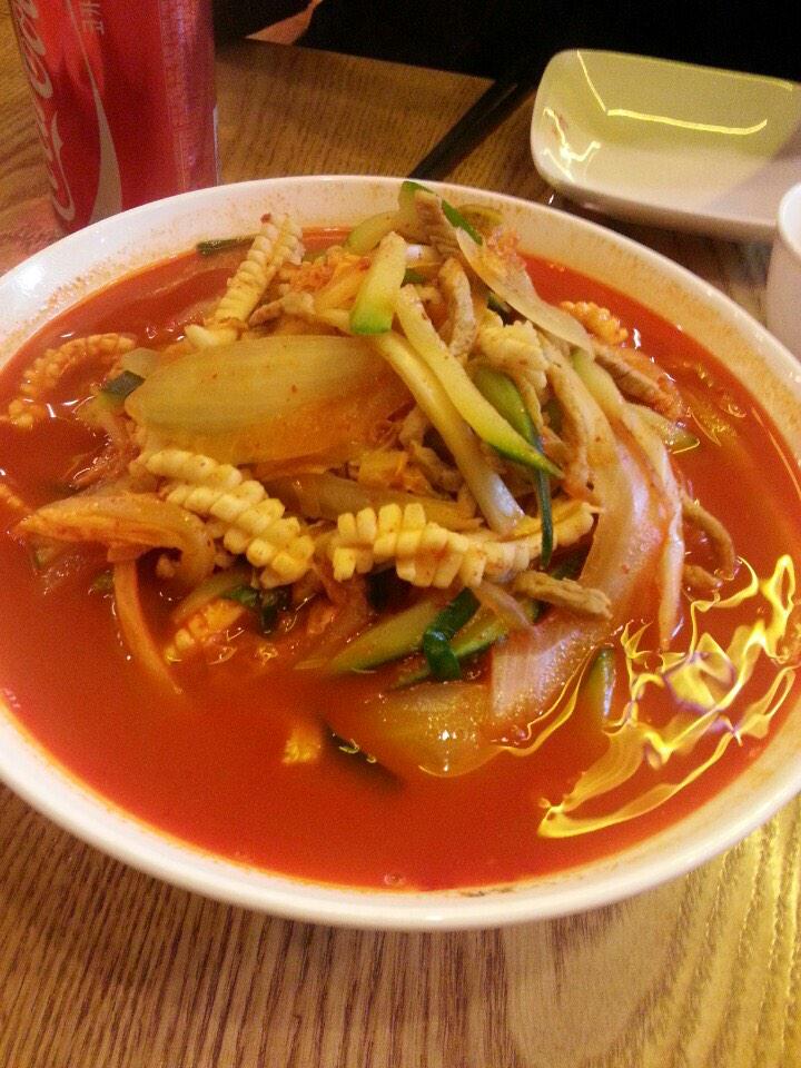 2NE1STAFF's tweet photo. 함께 연탄도 나르고 다라언니가 추천하며 사주신 중국으음식!! 함께해서 재밋고😝 행복했습니다😍 #BLACKJACK 다라언니 민지 @krungy21 @mingkki21 다들 오늘 너무 수고 많앗어욤👍👍 짱👍짱👍 http://t.co/jeTKCyVwlx