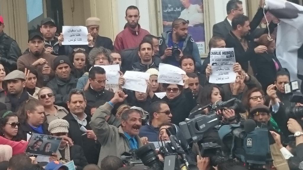 robincornet's tweet photo. Pendant ce tps à #Tunis RT @shadock834: Rassemblement de soutien à Nadhir et Sofiene #Nadhir #Sofiene #JeSuisCharlie http://t.co/viGXln2Uq0