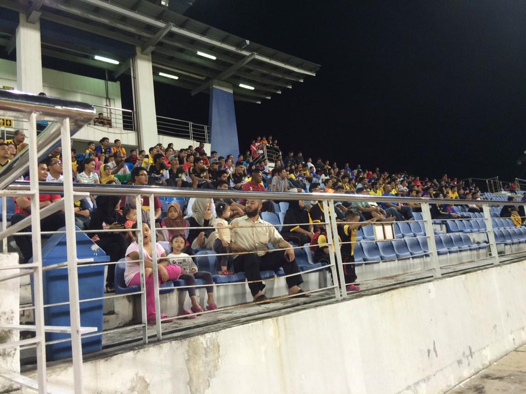 XballerFootball's tweet photo. Antara penonton yang hadir pada perlawan mlm ini bg menyksikan perlwanan pershbatan di antara #Zobahan #HarimauMudaB http://t.co/Ju0TQzc0BN