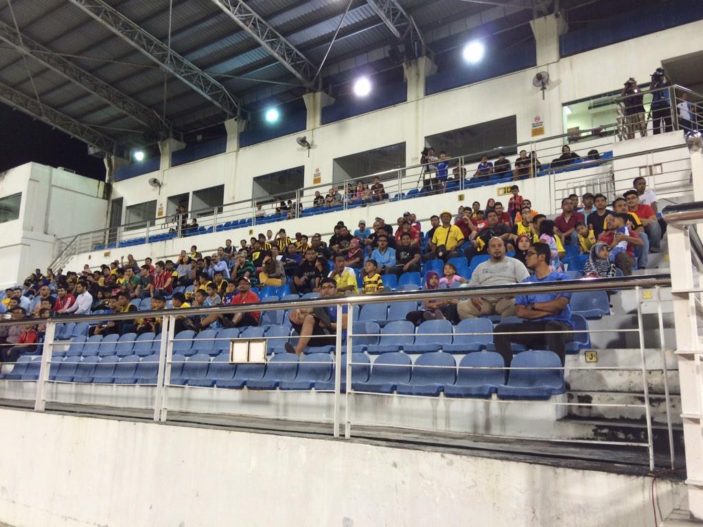 XballerFootball's tweet photo. Antara penonton yang hadir pada perlawan mlm ini bg menyksikan perlwanan pershbatan di antara #Zobahan #HarimauMudaB http://t.co/Ju0TQzc0BN