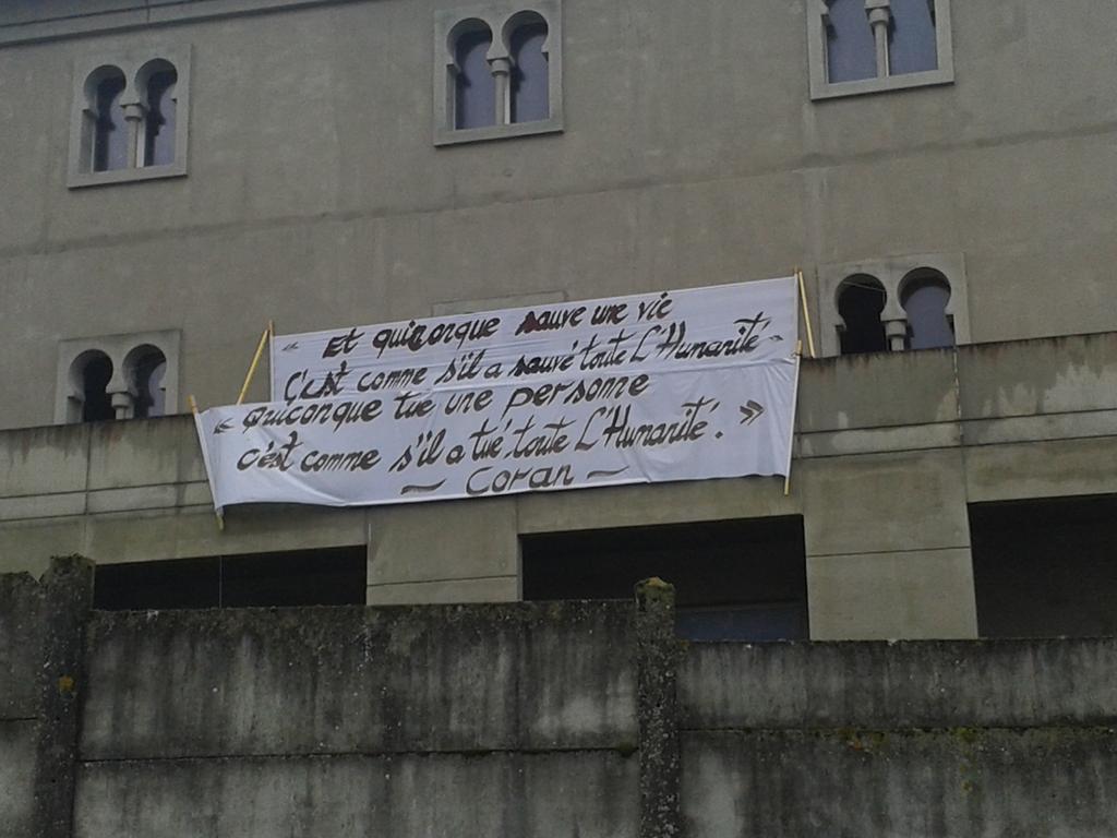 VDublange's tweet photo. #CharlieHebdo #mosquee #Poitiers @Bleu_Poitou http://t.co/0BzRPop0Lt