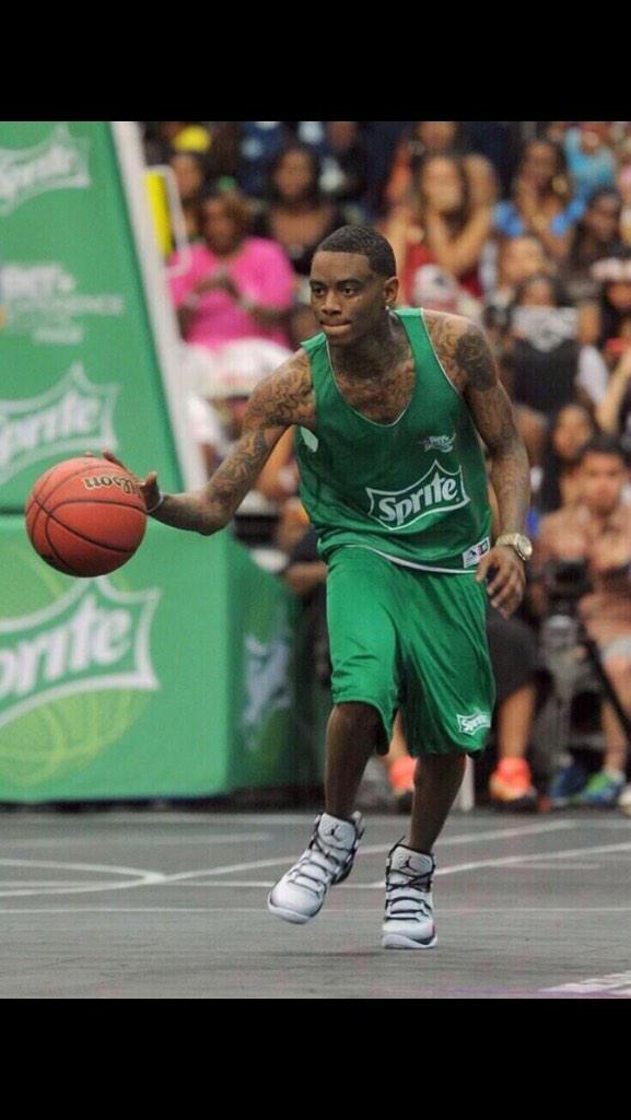 JamarioTaylor's tweet photo. “@hoetella: what he look like? http://t.co/FuJ1eeJOL5” an extra in above the rim...