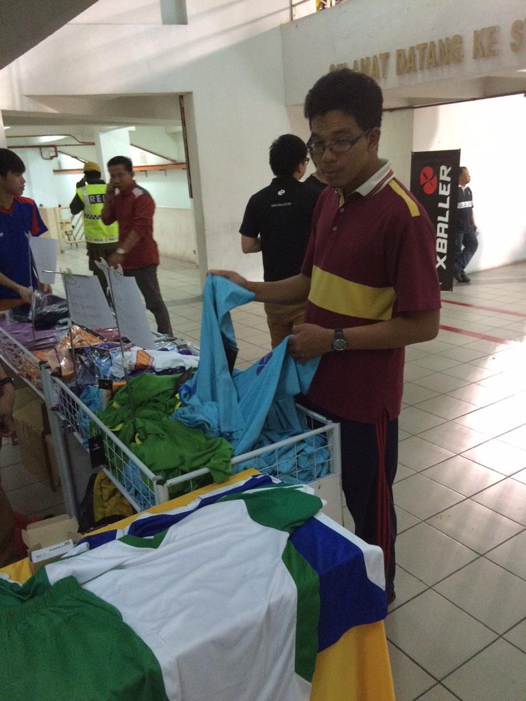 XballerFootball's tweet photo. Antara penonton yg singgah ke booth kami untuk mendaptkn jersi dengan hrga yg berpatutan serta kualiti yg bagus http://t.co/YUpsOnKSFx
