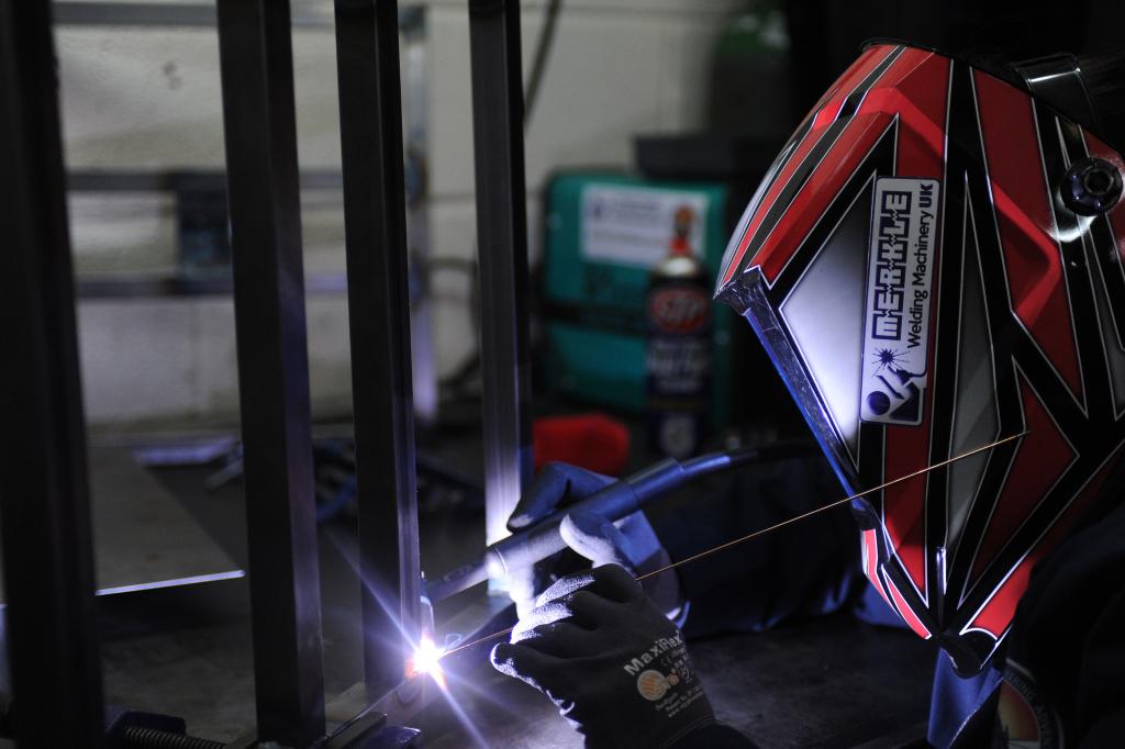 Pls RT - @BLOODHOUND_SSC #TechPics: <a href="/BritishArmy/">British Army 🇬🇧</a> Lance Corporal <a href="/SiobhanSpiers/">Siobhan Spiers</a> welding a support frame in the Wksp