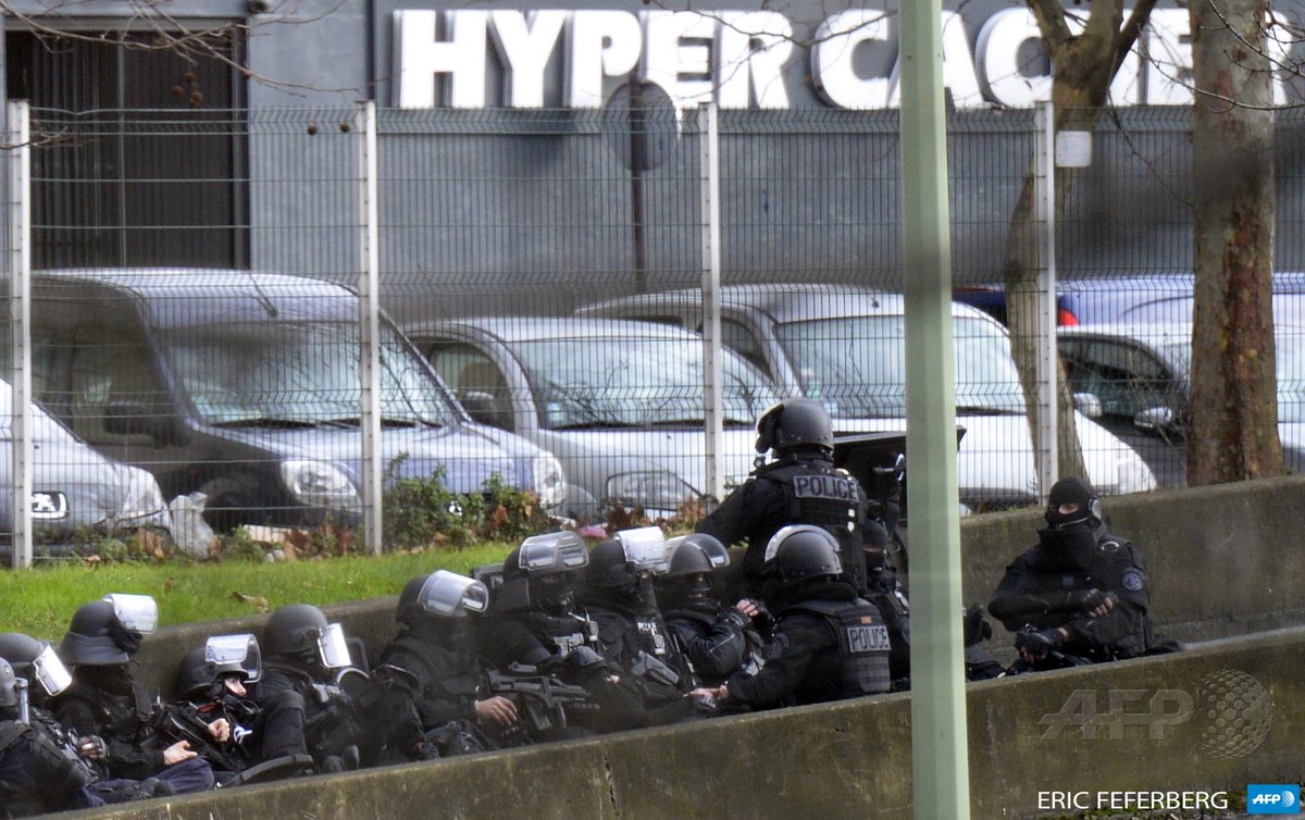 AFPphoto's tweet photo. Police forces take position by the kosher grocery store in Saint-Mande, near Porte de Vincennes in Paris. #AFP http://t.co/L3AJEJD6fU