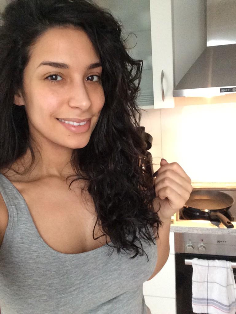LamiyaSlimani's tweet photo. No Make Up Friday 👌😌 Jetzt wird gekocht 😊 http://t.co/NaAZ2qZUB7