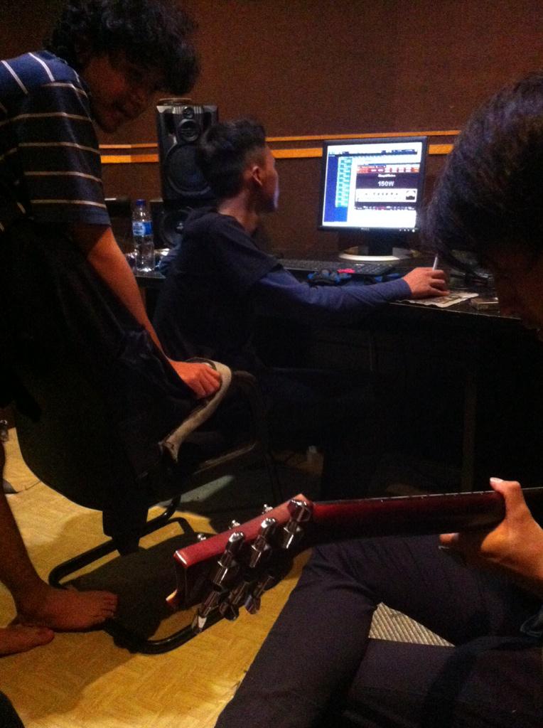 Nih kita Lagi recording mantap sukses kan kawan