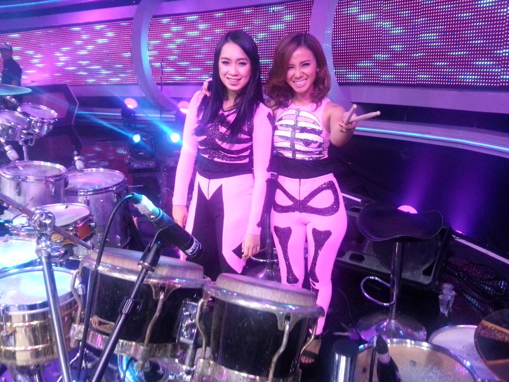 “RT<a href="/mamamiaIND/">Mamamia Indonesia</a>: Ini <a href="/theApercussion/">Angels Percussion</a> dengan personil <a href="/uzie_anggana/">UzieAnggana</a> Keren Main Perkusinya! :) #KonserFinal3Besar ”