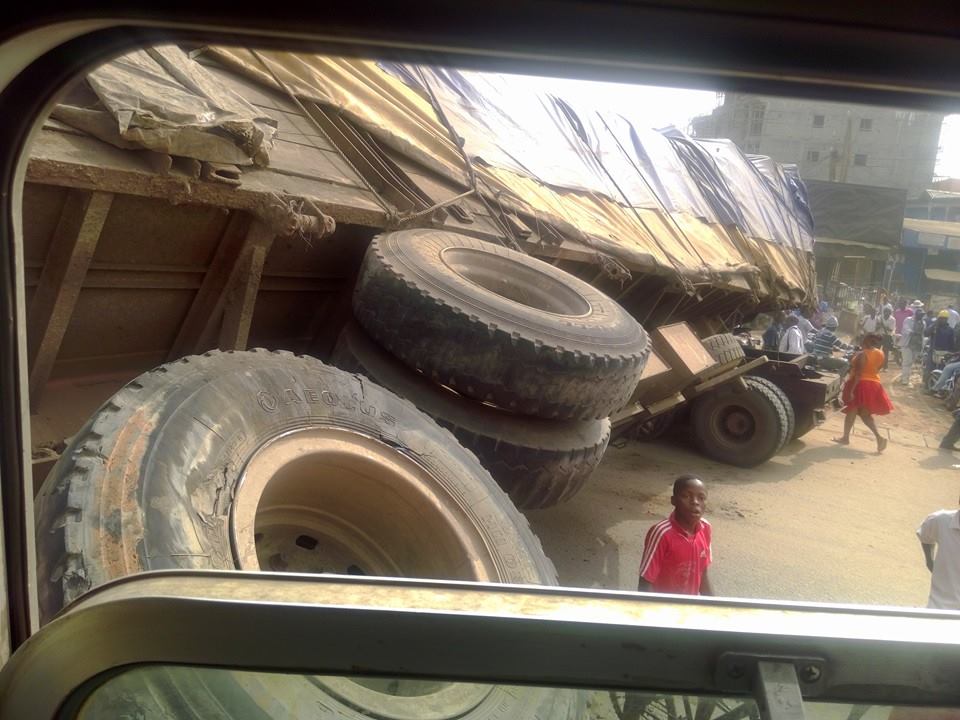 bikanda's tweet photo. #InterCity de la #Camrail vient de percuter un camion au passage à niveau de Nyala, cc @ngimbis thnks @AndreBofia http://t.co/pySQ0uznA6