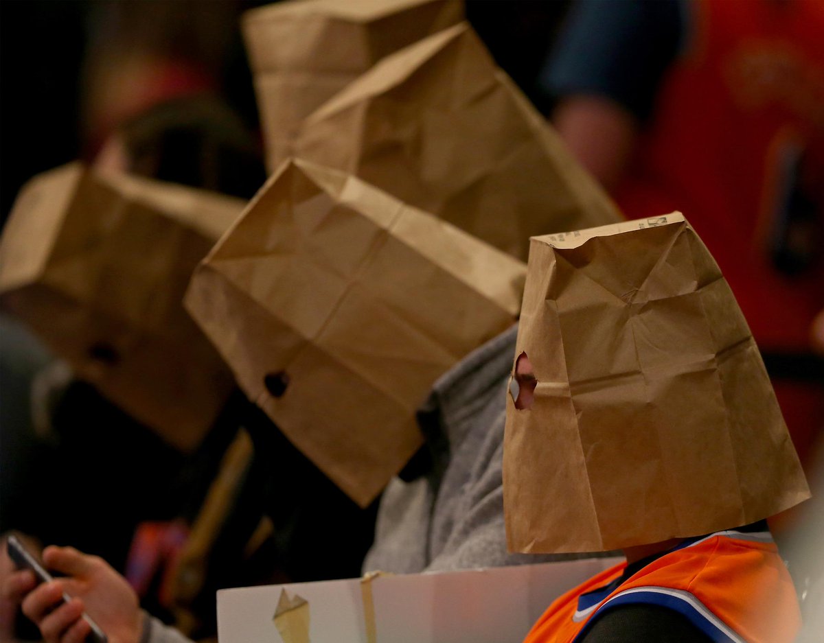 SportsCenter's tweet photo. The Knicks have now lost 14 straight games, a single-season franchise record. Fans are not happy about it. http://t.co/EF1SRCnIrT