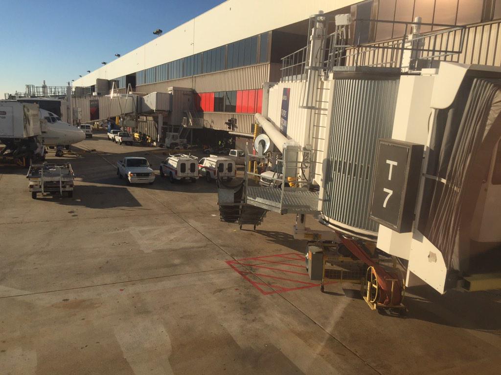 saab007's tweet photo. Something is missing, @Delta. #Porsche @Porsche #DL774 #DL1384 #DiamondMedallion #ATL @Atlanta_Airport 😩✈️ http://t.co/QIgLkpWNI8