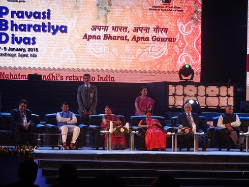 Hon'ble Minister Smt @anandibenpatel, Smt @SushmaSwaraj, Shri @Gen_VKSingh & Mr Donald Ramotar at the cultural event.