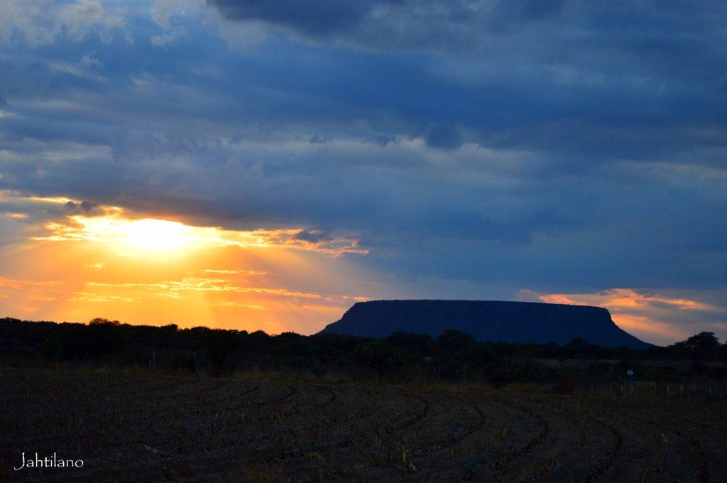 Mesa Redonda!!! Lagos de Moreno, Jalisco #MonumentoNatural <a href="/QueBuenaFoto/">Tu mejor fotografía.</a> <a href="/NikonMexico/">#NikonMéxico</a> <a href="/fotomex/">Fotografía México</a> <a href="/EnLagosdeMoreno/">Lagos de Moreno</a>