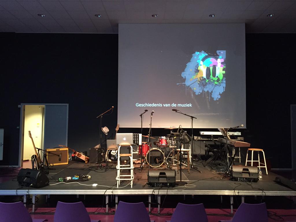 LonnekeScholten's tweet photo. Dat was echt weer een te gekke #Presentatie op het @OpenbaarLyceum! In 2 uur door 1500 jaar #muziekgeschiedenis. #ckv http://t.co/ZyzzeVvEti