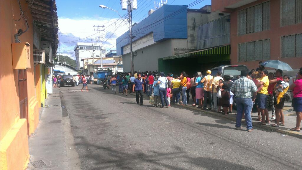 YosefMel's tweet image. SAN FERNANDO DE APURE: Colas para alimentos y pañales, la GNB con equipos antimotín #9E: FOTO  vía @AnghelsSantana