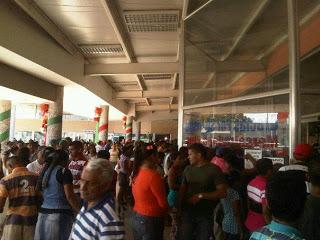 YosefMel's tweet image. SAN FERNANDO DE APURE: Colas para alimentos y pañales, la GNB con equipos antimotín #9E: FOTO  vía @AnghelsSantana