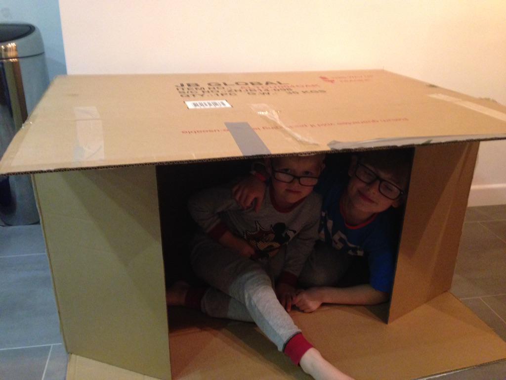 lisajanemiles's tweet photo. New room all finished thanks @OFLoakfurniture Got a return in the box for you ;-) http://t.co/pSjclU6qbI
