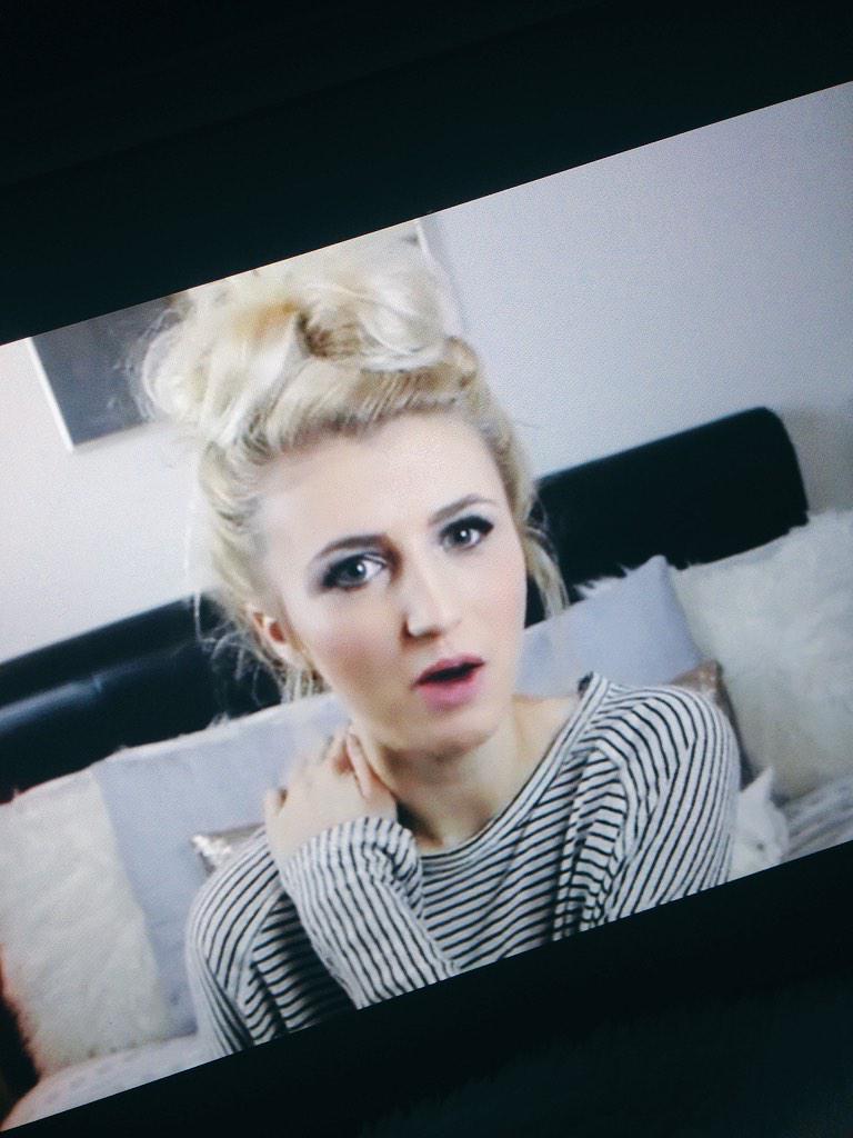 MaddisonJones_'s tweet photo. Currently watching @themaddiebruce new video in bed👏 http://t.co/KlPGWLehui
