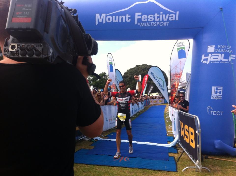 KimberleeDowns's tweet photo. Craig Alexander wins! #PoTHalf http://t.co/D2OBGWVSkY