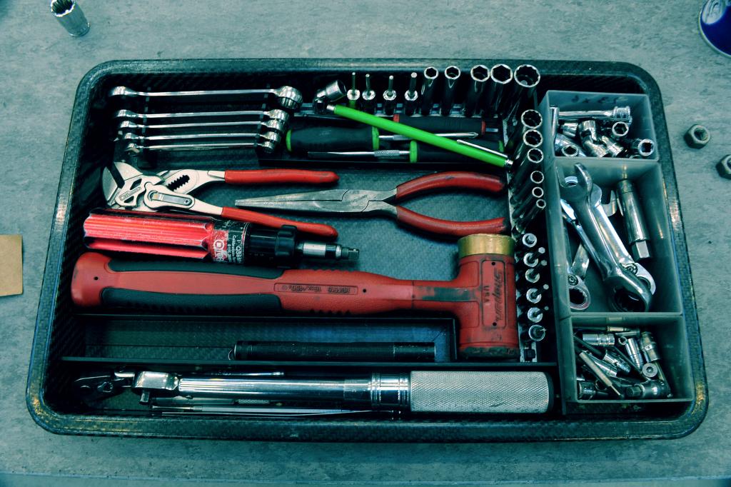 Oli_Morgan's tweet photo. Pls RT - @BLOODHOUND_SSC #TechPics: #CarbonFibre tool tray belonging to one of the team's Master Mechanics http://t.co/gxJACI0jSV