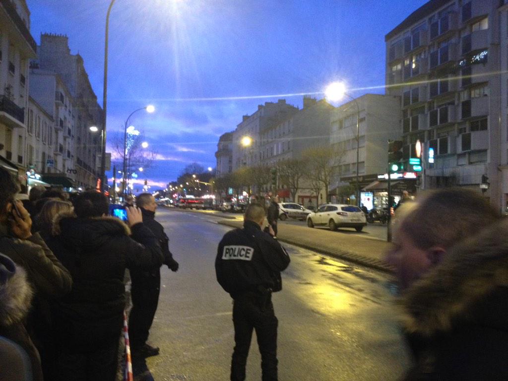 _edster's tweet image. scene de guerre: St Mande vide, des cameraman et flics partout, des bus arretés en pleine rue @itele #prisedotage