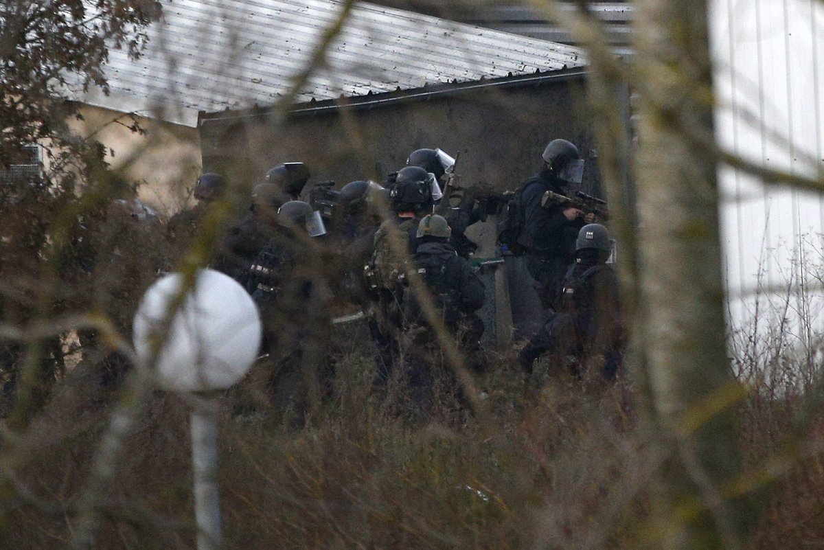 rtve's tweet photo. La policía asalta el refugio donde estaban atrincherados los sospechosos y libera al rehén http://t.co/vkiiyN4n0W http://t.co/0nDft2bDef