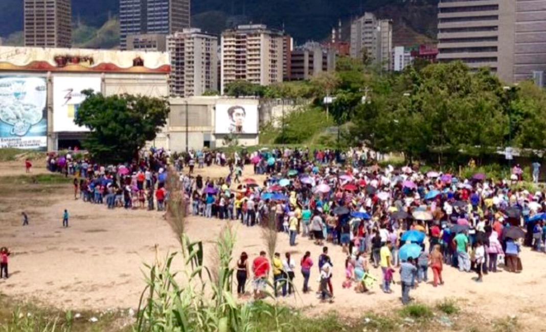 PK2noticiosos's tweet photo. No, no es una cola para el Caracas Magallanes: Es la megacola esperando que abran el Bicentenario de Plaza Venezuela http://t.co/JLsdwC8vbJ