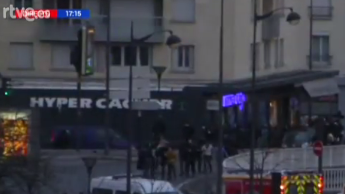 rtve's tweet photo. Muere el autor del secuestro en un supermercado de París y liberan a las personas retenidas http://t.co/h7EqZXWkTA http://t.co/3453mJPo00