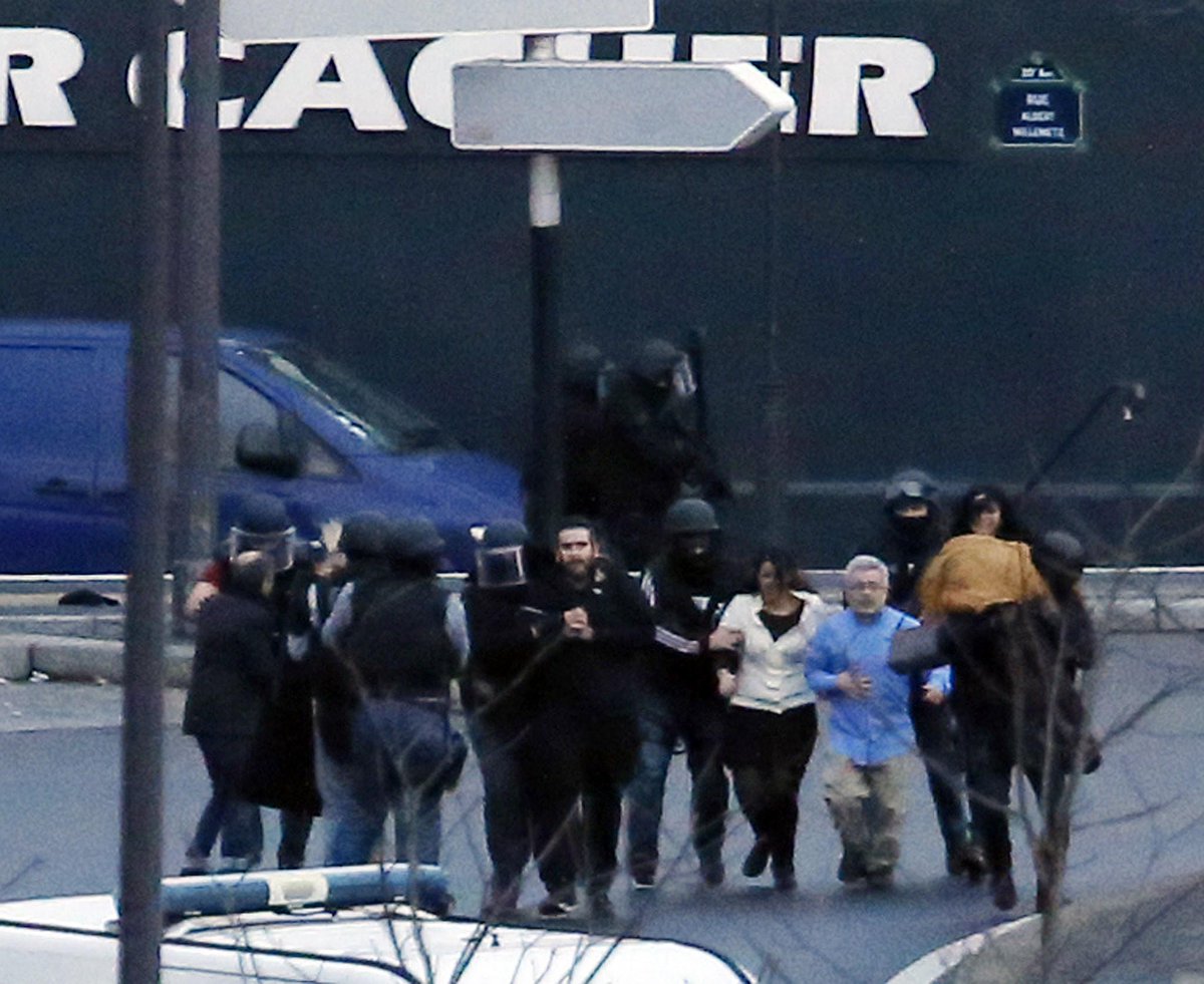 rtve's tweet photo. Muere el autor del secuestro en un supermercado de París y liberan a las personas retenidas http://t.co/h7EqZXWkTA http://t.co/3453mJPo00