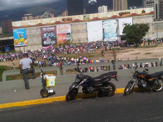 AnonCaos's tweet photo. LA GENTE ESTA DESESPERADA BUSCANDO PATRIA? Este gentío espera para entrar en el Bicentenario de Plaza Venezuela.
http://t.co/ywtZdyV51f
