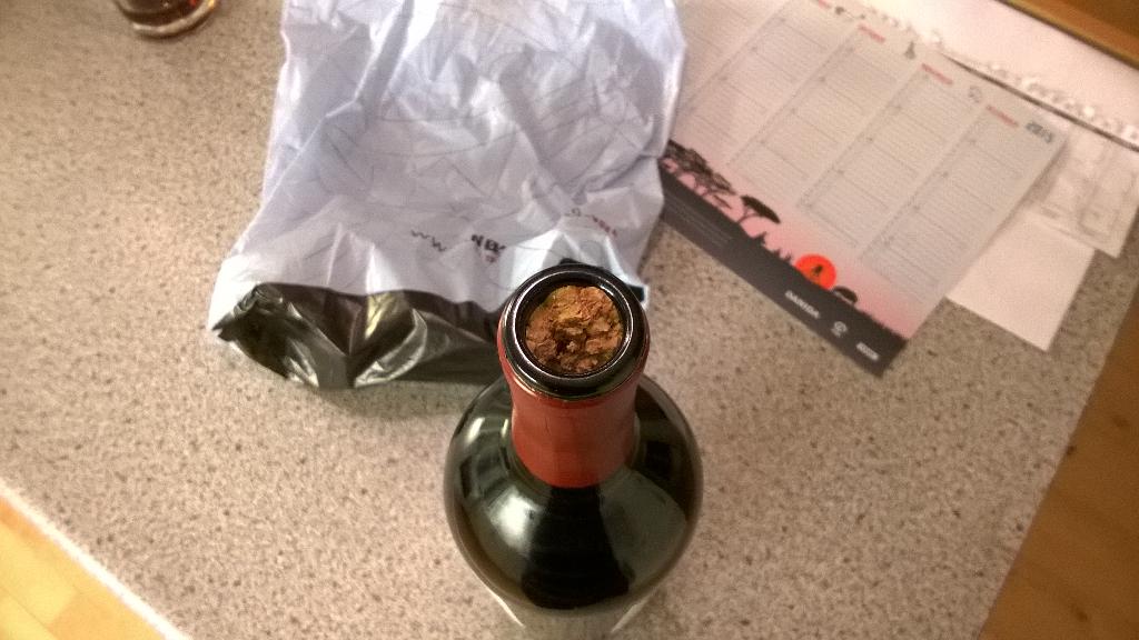 HrByfoged's tweet photo. Det er hvad der sker når man prøver at imponere den nyr kæreste med skrue og knivsaks #HunGrinte #VinDk http://t.co/9h4hggHI2C