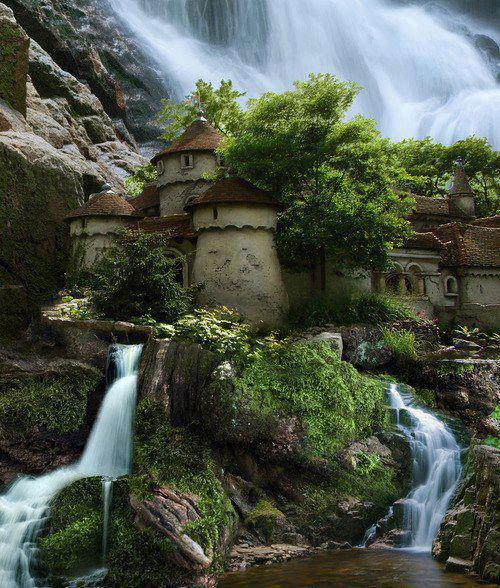 _Paisajes_'s tweet photo. Castillo de Waterfall, Polonia. http://t.co/ZdGoKQCN0x