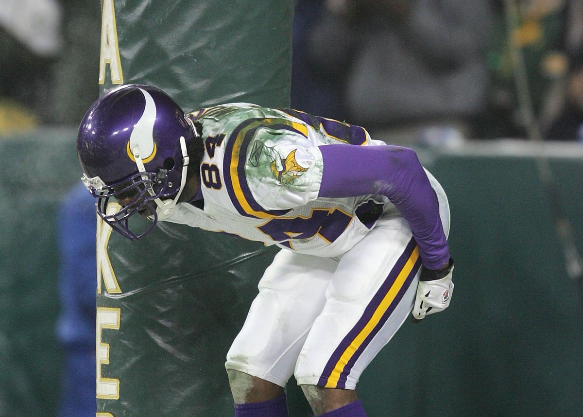 10 Years Ago Today Randy Moss mooned The Packers Crowd After Scoring 10-years-ago-today-randy-moss-mooned-the-packers-crowd-after-scoring