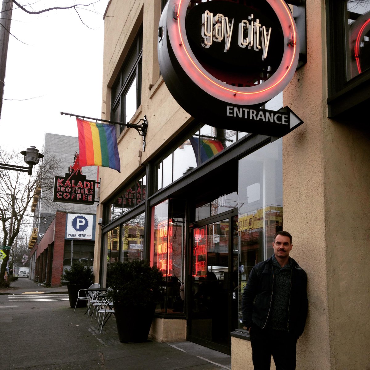3DollarBillCine's tweet photo. 1st stop on Murray Bartlett's #LOOKINGSeattle tour: @GayCityHealth! Say hi & get a ticket to @LookingHBO premiere! http://t.co/2bdRHeF8PZ