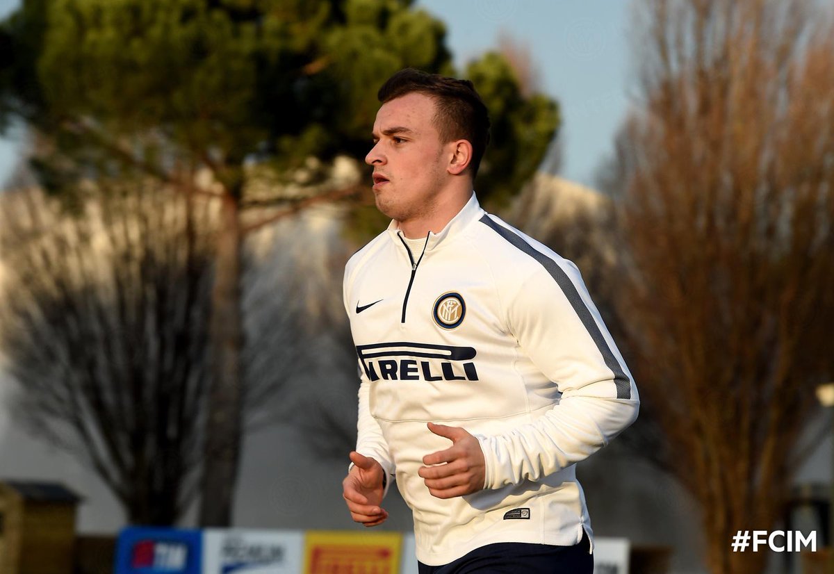 Inter's tweet photo. FOTO - Il primo allenamento di @XS_11official con la maglia dell'#Inter http://t.co/c396Luwfgz #FCIM http://t.co/oEC1i74GpF