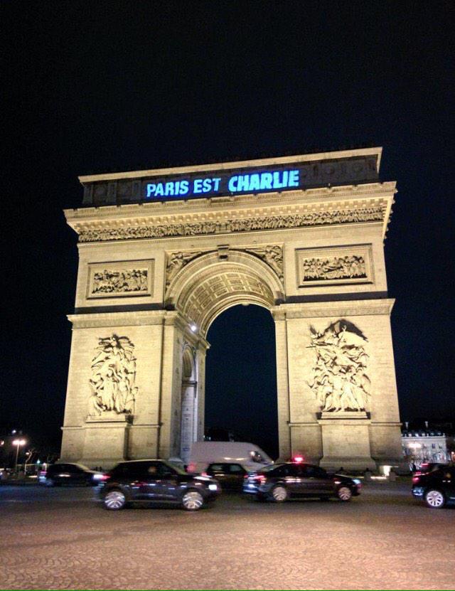MaximeRiou's tweet photo. Magnifique ! Quel beau symbole ! #JeSuisCharlie #ParisEstCharlie http://t.co/Mvs0i8uNgf