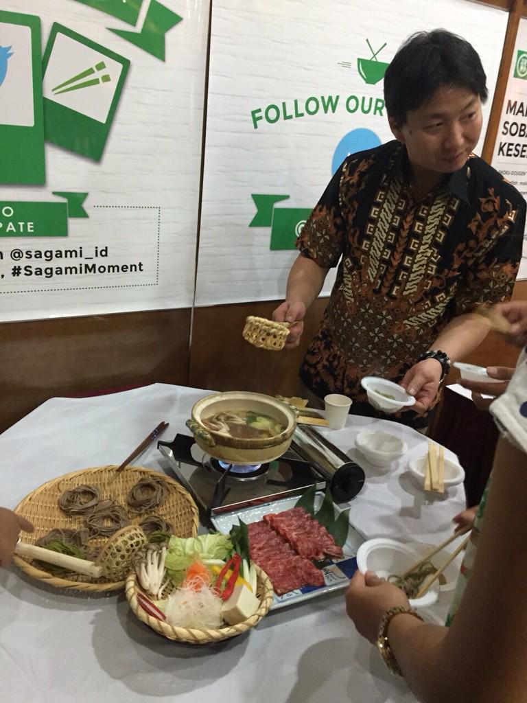 km_khaledm's tweet photo. Sainoki San with his skills on shabu2.. Muantabb @Sagami_ID #sagamimoment tadi malem http://t.co/pRC9sM6iD6