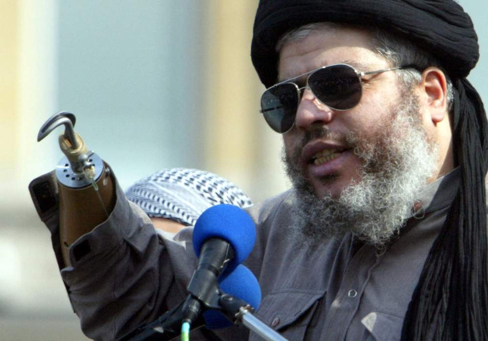 SkyNews's tweet photo. Radical preacher Abu Hamza sentenced to life in prison over US terrorism conviction http://t.co/goiWFLfYPx http://t.co/xhShtdTZfQ