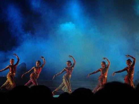 PBD2015's tweet photo. A dance performance on the music composed by Anoushka Shankar at #PBD2015 cultural event at Sabarmati River Front. http://t.co/lmMRX06oMg