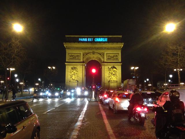 L'Arc de Triomphe affiche notre profonde tristesse &amp; notre solidarité avec toutes les victimes #ParisEstCharlie