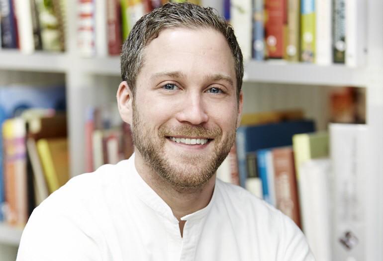 DiningBisnow's tweet photo. Talking 2015 food trends with @johnnyspero of Minibar by @chefjoseandres https://t.co/ssENsuT1A6 http://t.co/X00jAZkkur
