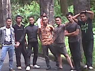 sesosok anak kecil terlihat sedang di gendong,
#penampakanMDL di Ciwidey