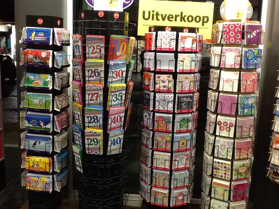 Wij maken ruimte voor de nieuwe collectie. Nu alle wenskaarten 3 halen, 2 betalen. #opruiming #bruna #Surhuisterveen