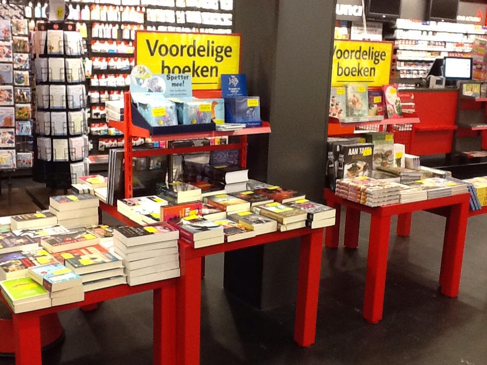 Naast goedkope wenskaarten hebben wij ook rafels vol met #voordelige #boeken. Kom snel want op=op