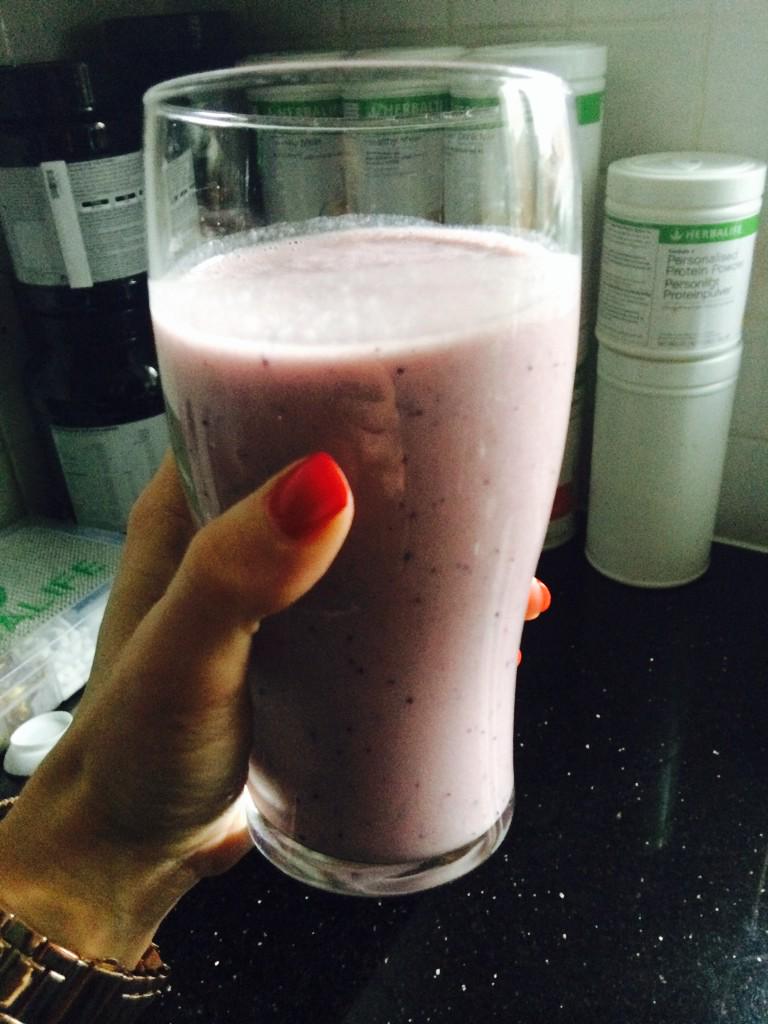 V_J_Kelly's tweet photo. @TTRooms My pink lunchtime @thenutribullet Berry &amp; Vanilla @Herbalife F1 shake! #tweetwhatyoueat #ttr http://t.co/WxvyD5T52l